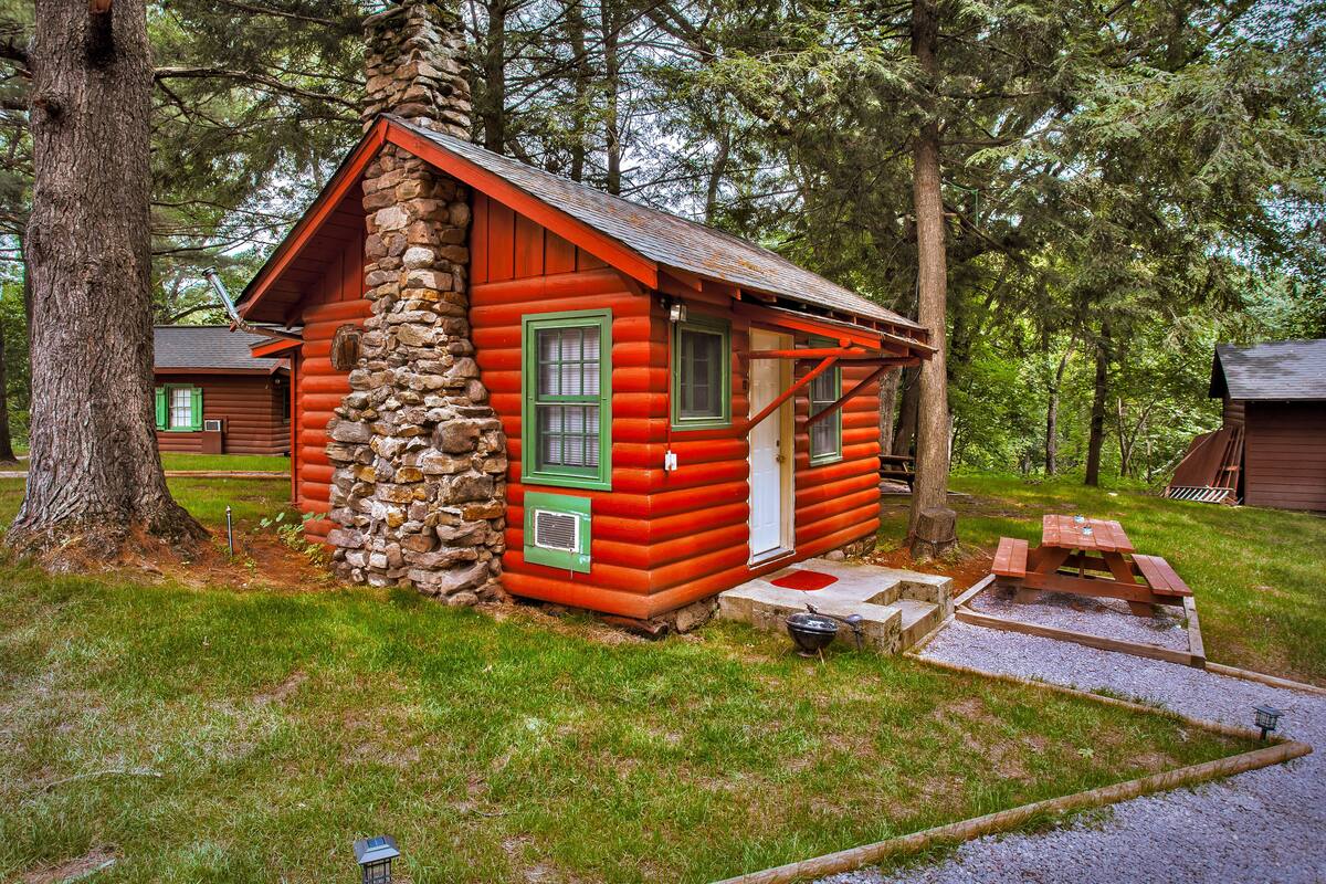 Cabin, 1 Queen Bed, Refrigerator & Microwave, Resort View | Cribs (surcharge), individually decorated, individually furnished