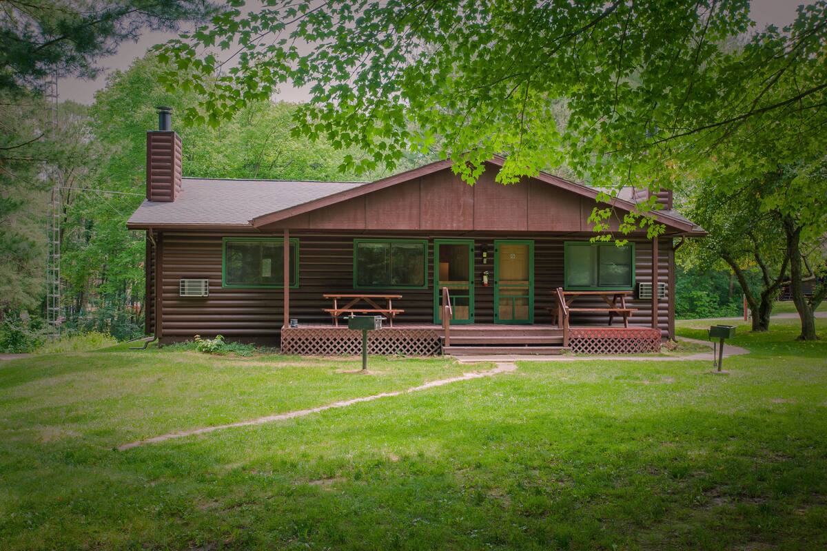 Duplex Cabin - Ranch Style, 2 Bedrooms, 1.5 Bathrooms | Cribs (surcharge), individually decorated, individually furnished