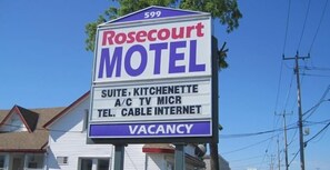 A motel sign with the name 'Rosecourt Motel' and mentions amenities like a suite, kitchenette, A/C, TV, MICR, and cable internet. It also indicates a vacancy. - Rosecourt Motel (Stratford)