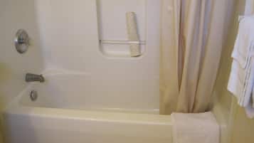 Bañera con ducha, secador de pelo, toallas