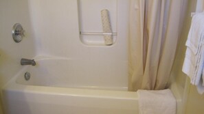 Combined shower/tub, hair dryer, towels - Rosecourt Motel (Stratford)