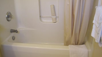 Bañera con ducha, secador de pelo, toallas