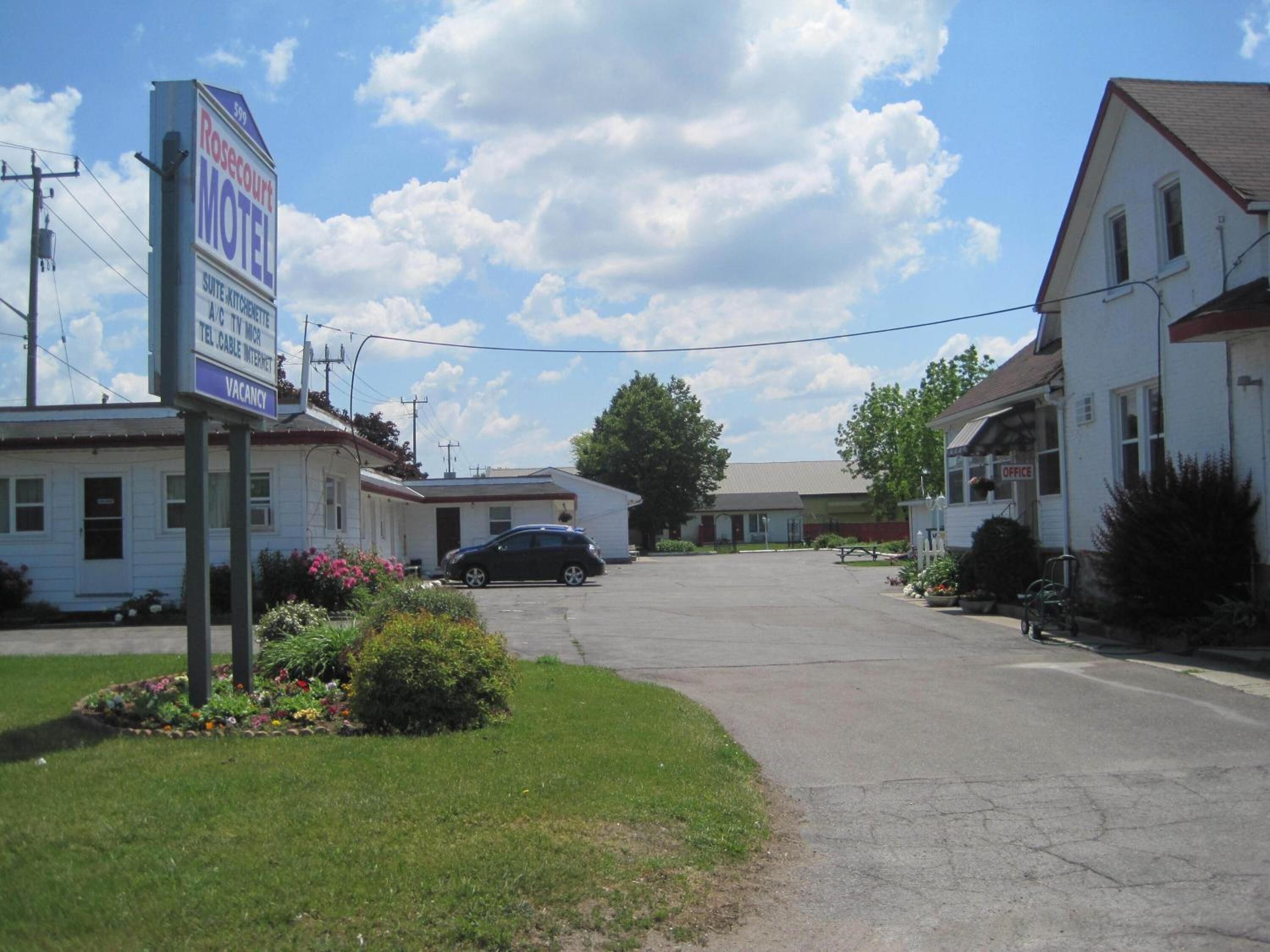 Un motel Rosecourt con un letrero que indica disponibilidad.
