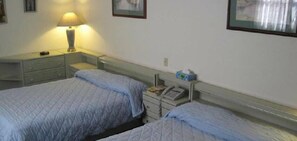 Quarto clássico, 2 camas Queen | Wi-Fi de cortesia, roupa de cama