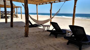 Privatstrand, weißer Sandstrand, Liegestühle