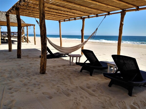 Yksityinen ranta, valkoista hiekkaa, aurinkotuoleja