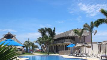 Piscina externa, funciona das 6h às 22h, espreguiçadeiras