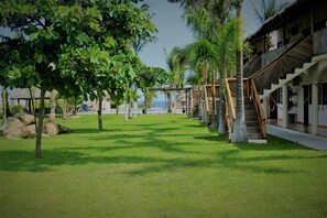 Ulkouima-allas avoinna 6.00–22.00, aurinkotuoleja