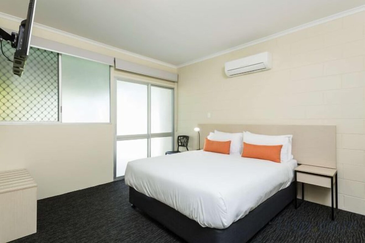 Minibar, desk, iron/ironing board, bed sheets