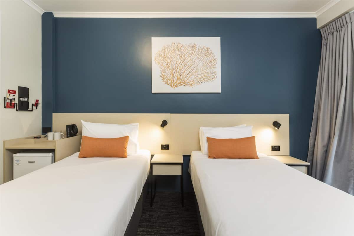 studio twin | minibar, desk, iron/ironing board, bed sheets