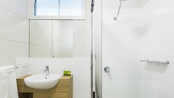 Suihku, sadesuihkupää, ilmaiset hygieniatuotteet, hiustenkuivaaja
