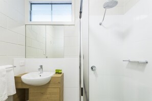Dusche, Regendusche, kostenlose Toilettenartikel, Haartrockner