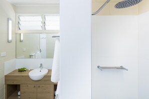 Shower, rainfall showerhead, free toiletries, hair dryer - Nightcap at Edge Hill Tavern (Manoora)