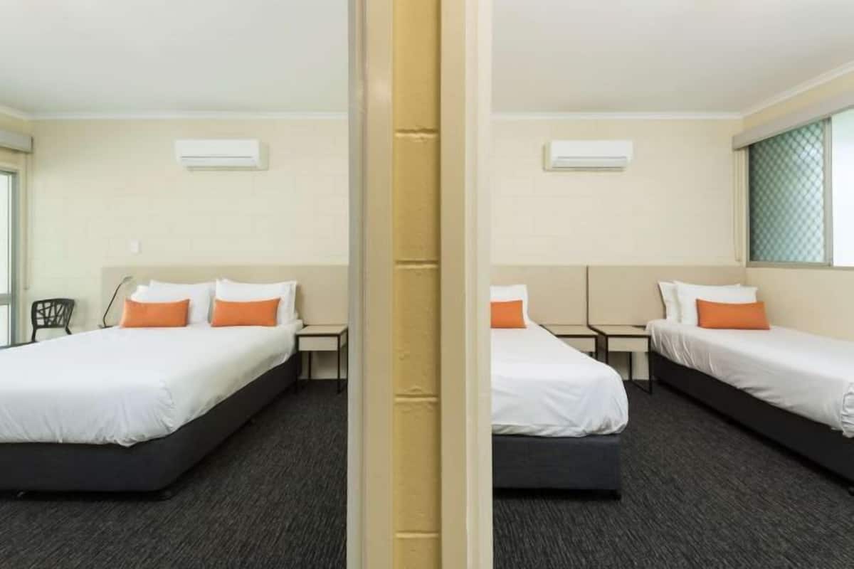 Frigobar, escrivaninha, ferros/tábuas de passar roupa, roupa de cama