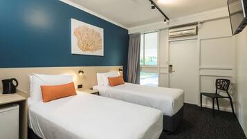 Estudio | Minibar, escritorio, tabla de planchar con plancha y ropa de cama