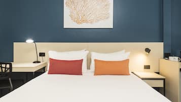 Estudio estándar, 1 cama de matrimonio | Minibar, escritorio, tabla de planchar con plancha y ropa de cama