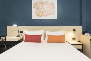 Minibar, escritorio, tabla de planchar con plancha y ropa de cama 
