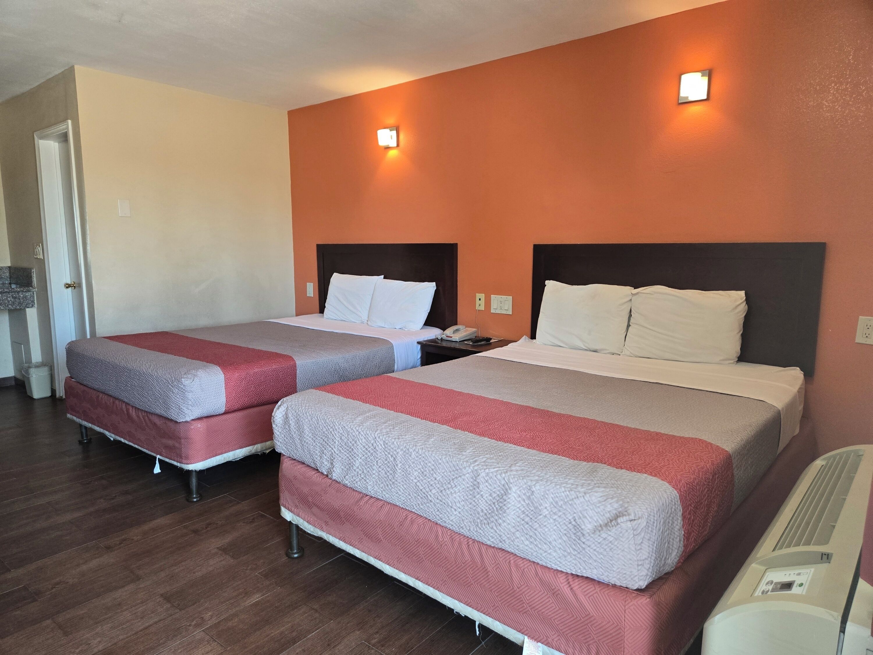 Habitación Deluxe, 2 camas Queen size, para no fumadores, refrigerador y microondas | Cortinas blackout, wifi gratis y ropa de cama 