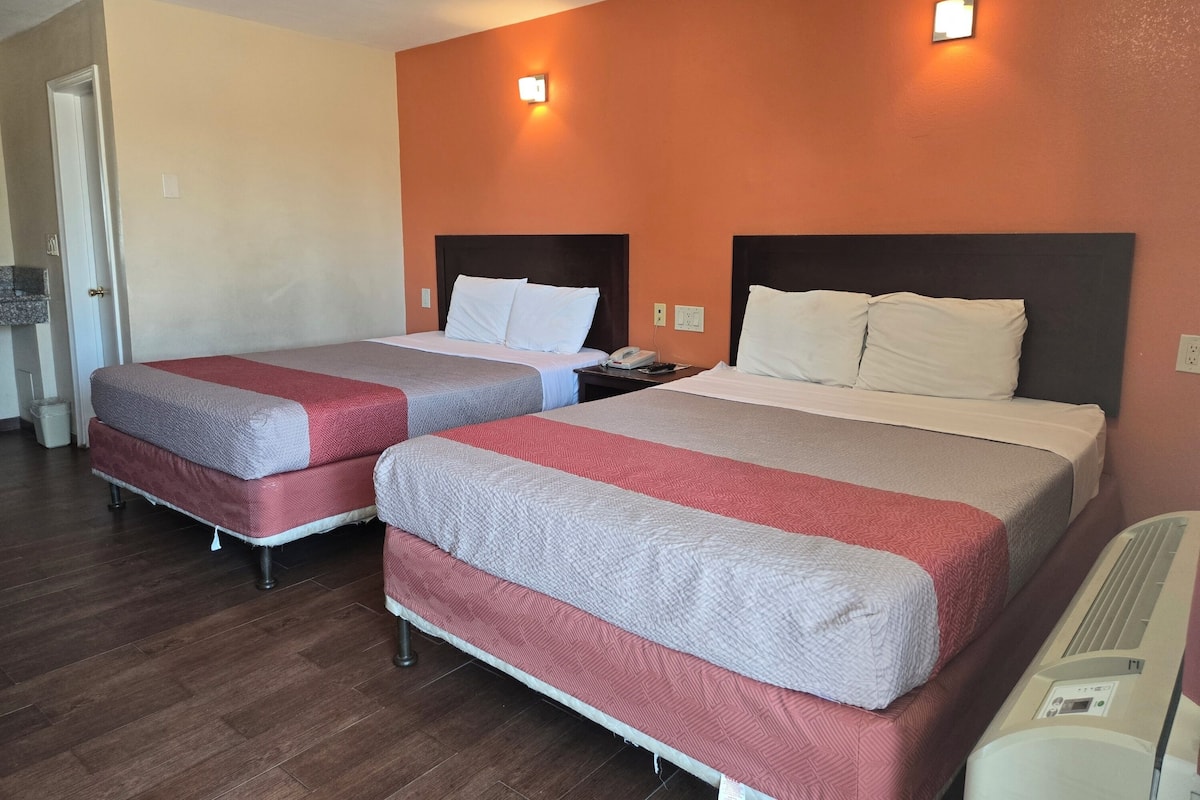 Deluxe-huone, 2 keskisuurta parisänkyä, tupakointi kielletty, jääkaappi ja mikroaaltouuni | Pimennysverhot, ilmainen Wi-Fi, vuodevaatteet, pääsy pyörätuolilla