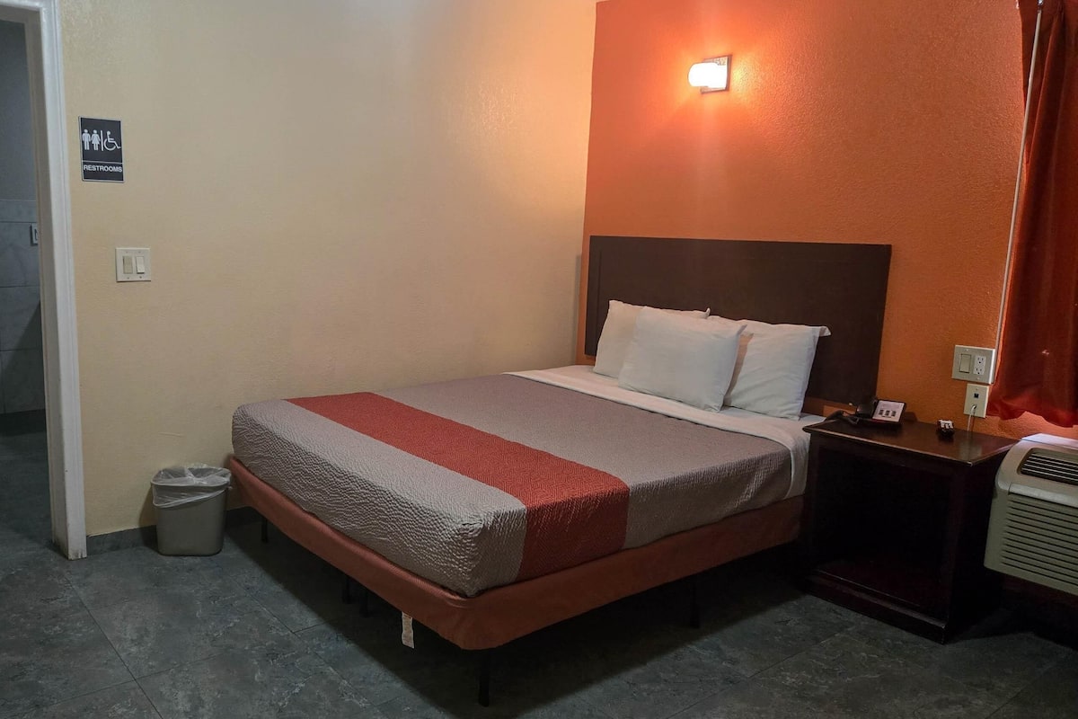 豪華客房, 1 張特大雙人床, 非吸煙房, 雪櫃和微波爐 | 遮光窗簾/窗簾、免費 Wi-Fi、床單、方便輪椅出入