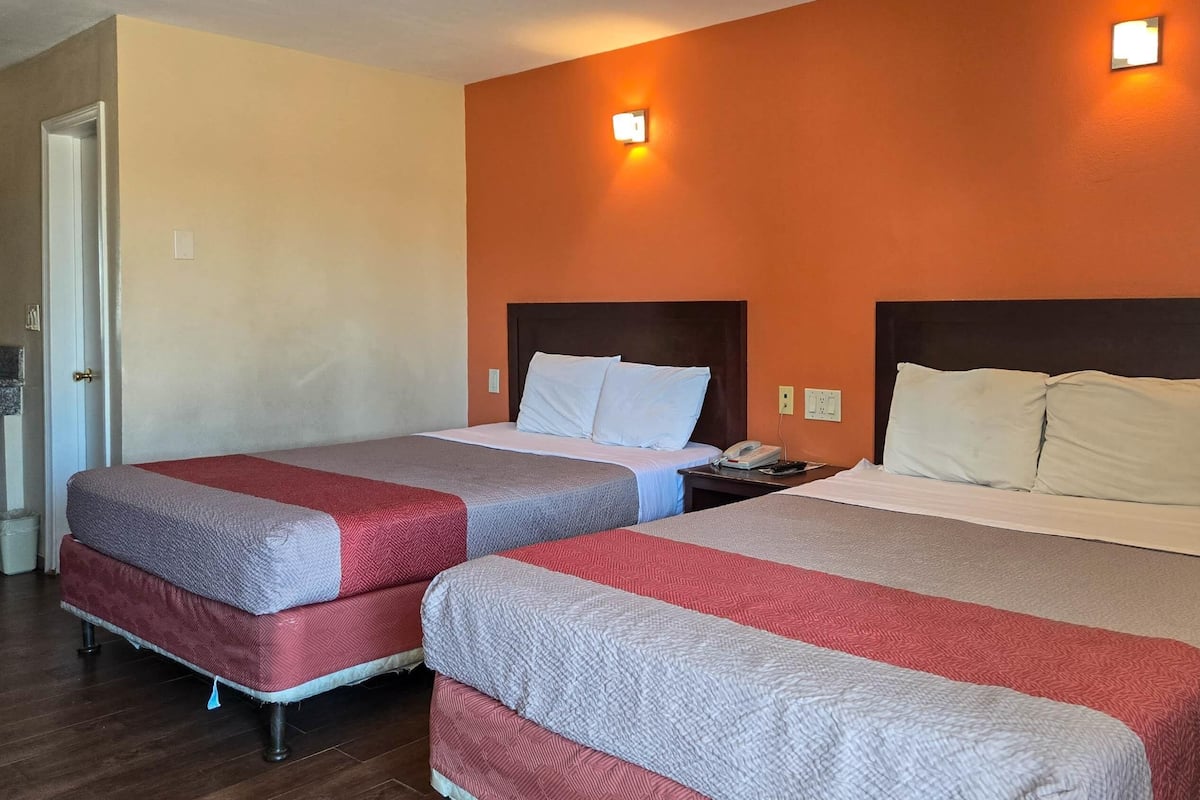 豪華客房, 2 張加大雙人床, 非吸煙房, 雪櫃和微波爐 | 遮光窗簾/窗簾、免費 Wi-Fi、床單、方便輪椅出入