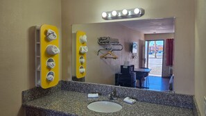 Shower, hair dryer, towels - Motel 6 Blythe, CA - South (Blythe)