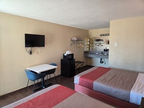 豪華客房, 2 張加大雙人床, 非吸煙房, 雪櫃和微波爐 | 遮光窗簾/窗簾、免費 Wi-Fi、床單、方便輪椅出入