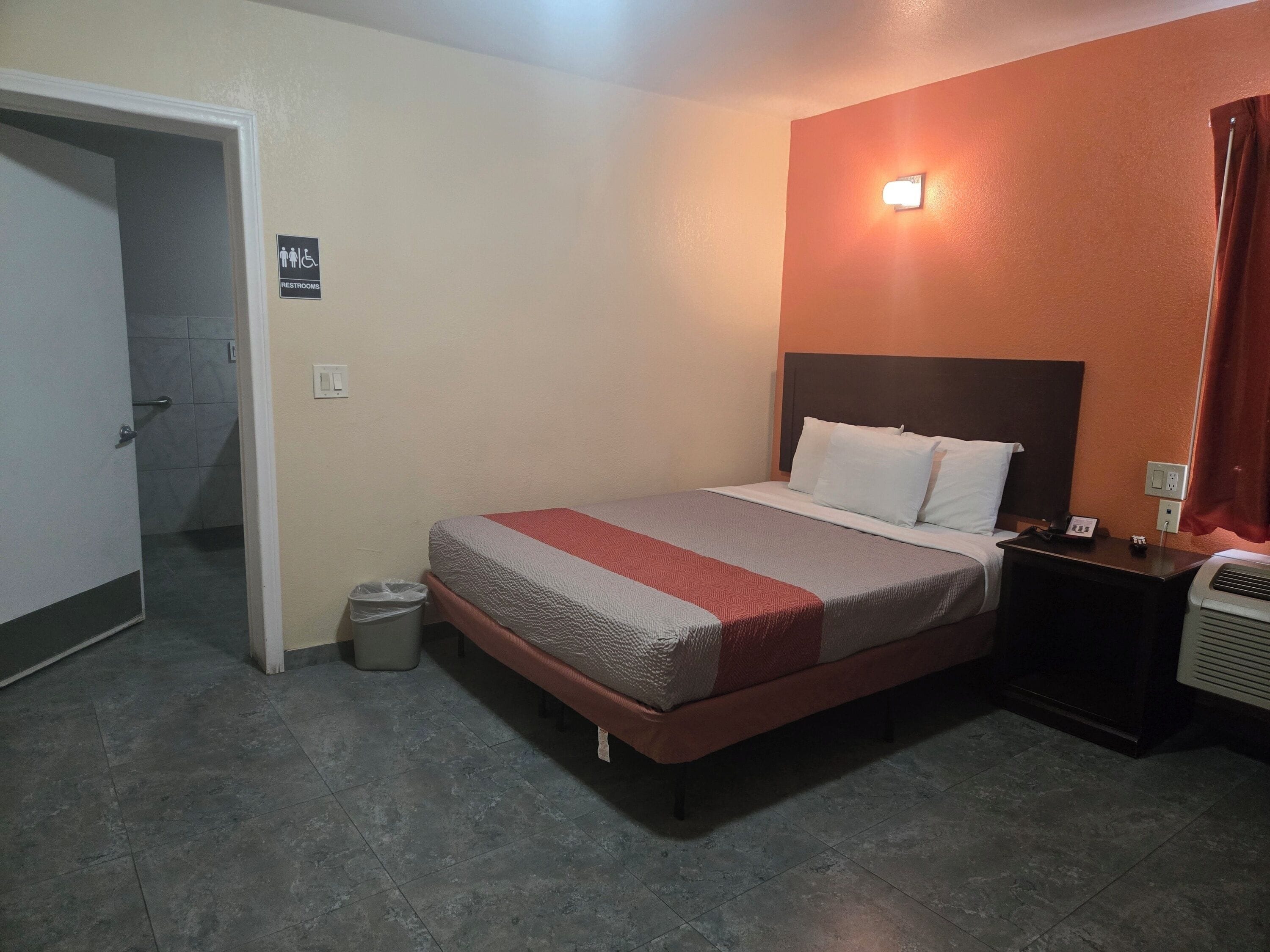 Deluxe-huone, 1 parisänky, esteetön, tupakointi kielletty | Pimennysverhot, ilmainen Wi-Fi, vuodevaatteet, pääsy pyörätuolilla