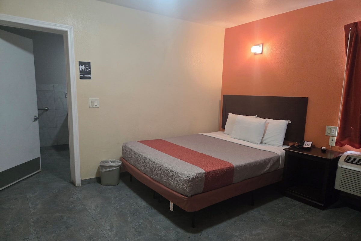 Deluxe-huone, 1 parisänky, esteetön, tupakointi kielletty | Pimennysverhot, ilmainen Wi-Fi, vuodevaatteet, pääsy pyörätuolilla