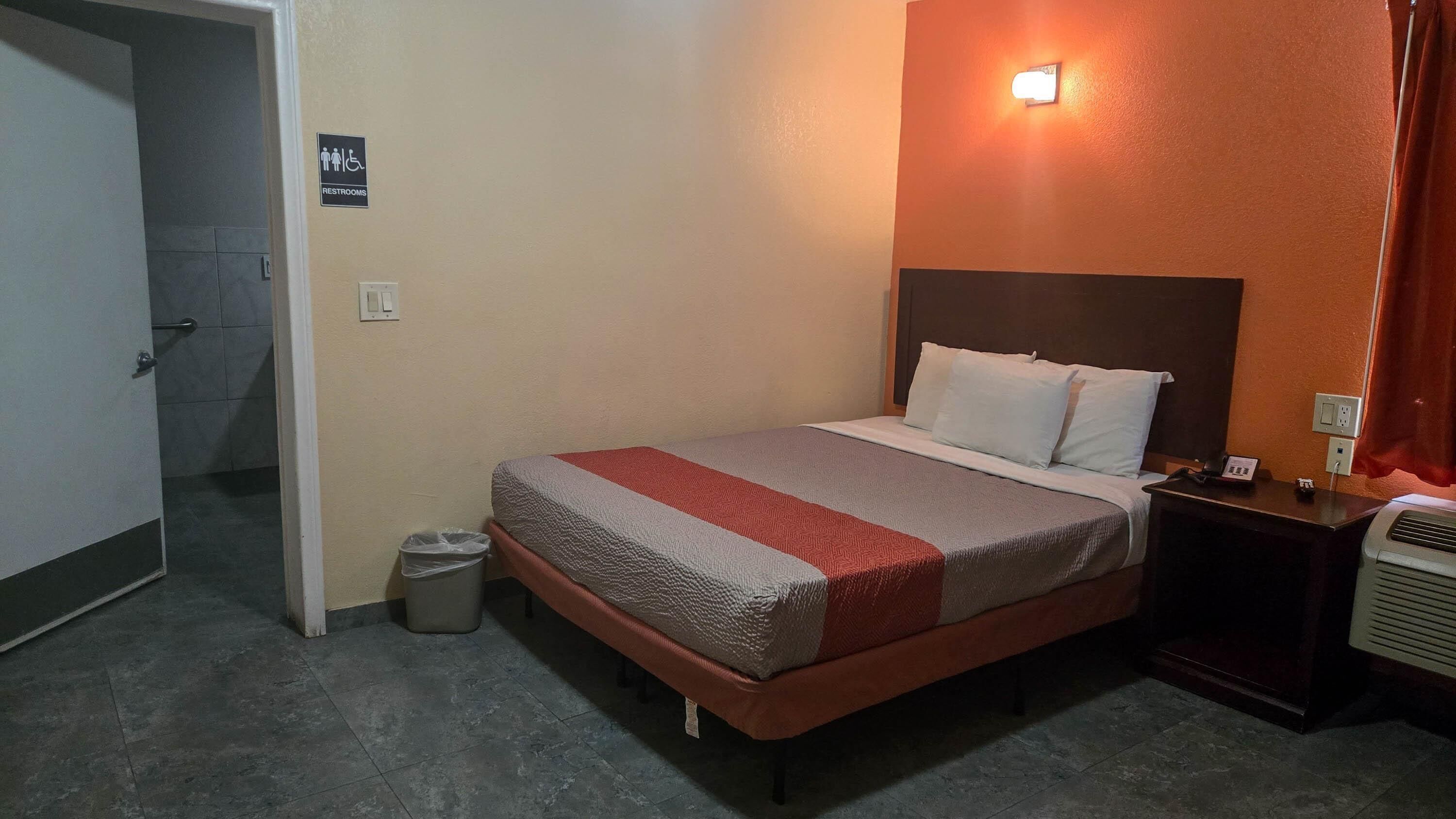 Deluxe Room, 1 King Bed, Non Smoking, Refrigerator & Microwave