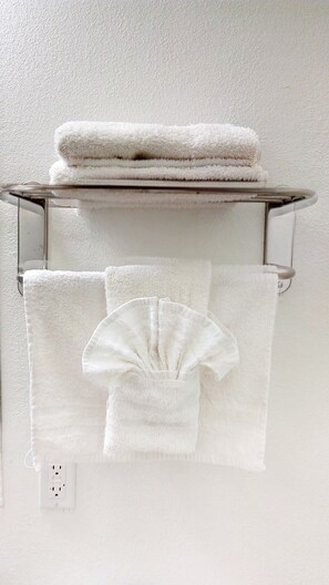 Shower, hair dryer, towels - Motel 6 Blythe, CA - South (Blythe)