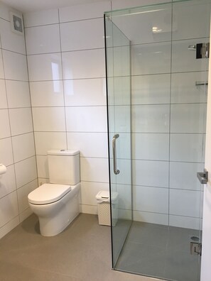 Studio Deluks, 1 kamar tidur, dapur kecil | Kamar mandi | Shower, pengering rambut,  dan handuk