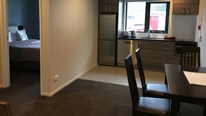 Apartemen Superior, 2 kamar tidur, akses difabel, dapur kecil | Dapur kecil pribadi | Lemari es dan microwave