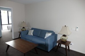 Apartemen Deluks, 2 kamar tidur, dapur | Meja kerja, tempat tidur lipat/tambahan, Wi-Fi gratis, dan seprai linen