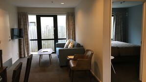 Apartemen Superior, 2 kamar tidur, akses difabel, dapur kecil | Area keluarga | TV