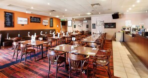 Lunch and dinner served, local cuisine - Upper Ross Hotel (Rasmussen)