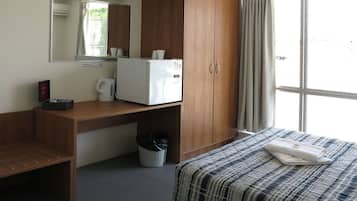 Escritorio y ropa de cama
