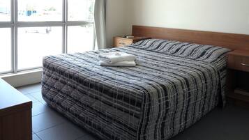 Economy-dobbeltværelse - fælles badeværelse | Skrivebord, sengetøj