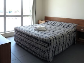 Economy Double - Shared Facilities | Desk, bed sheets - Upper Ross Hotel (Rasmussen)