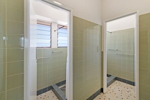 Chambre Double Économique, salle de bains commune | Salle de bain | Douche, serviettes fournies