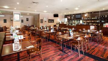 Lunch och middag serveras, njut av de goda smakerna frÄn lokala rÀtter.