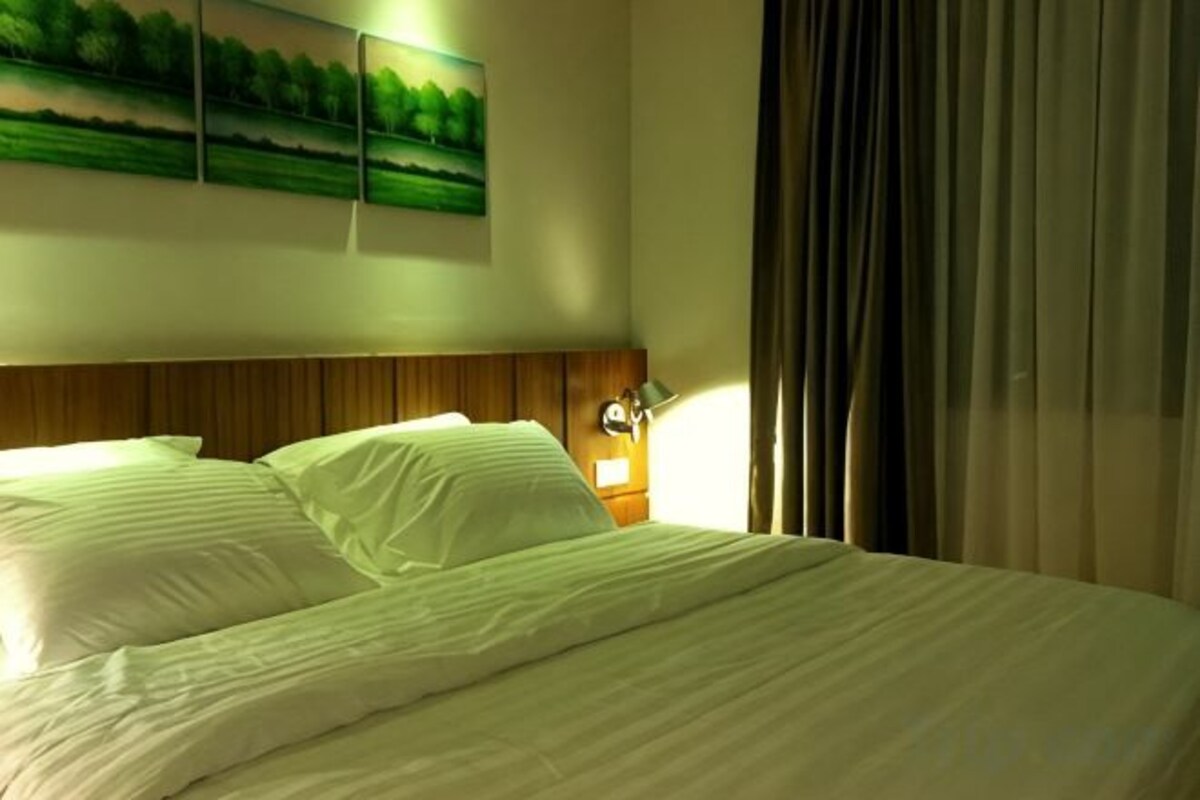 Minibar, in-room safe, WiFi (free)