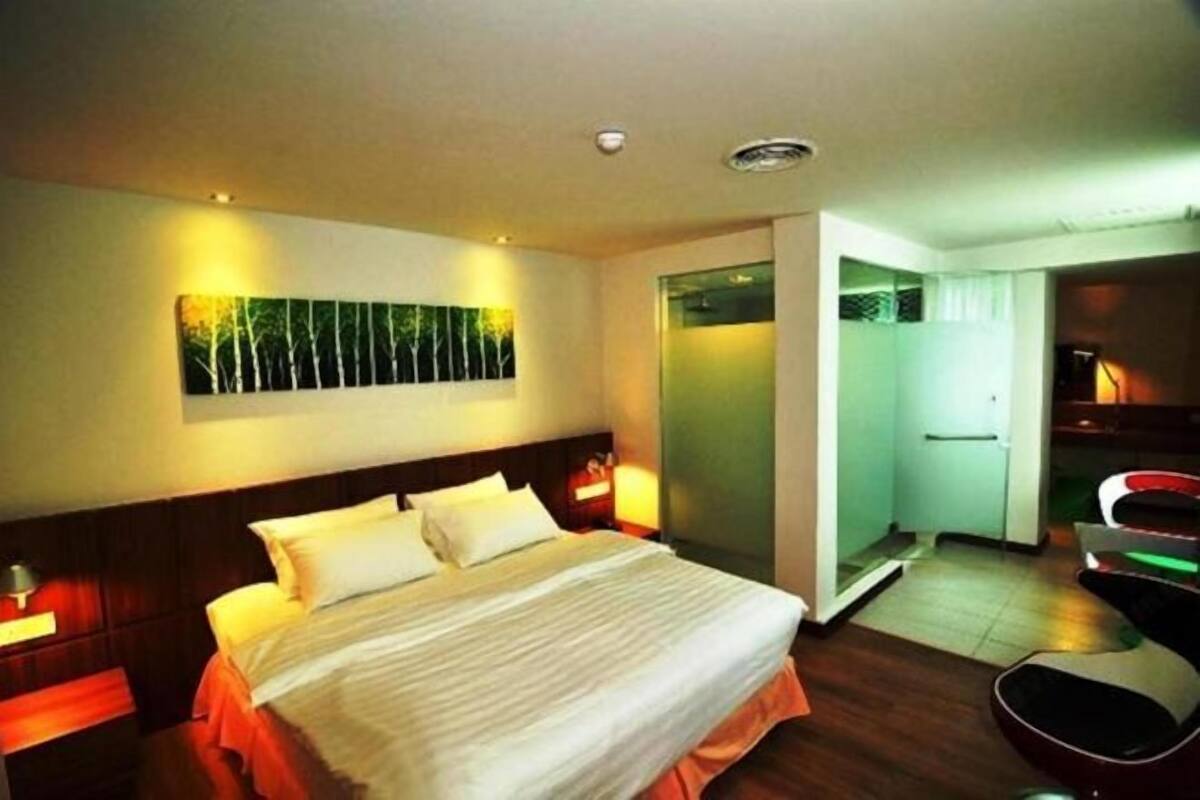 Minibar, in-room safe, WiFi (free)
