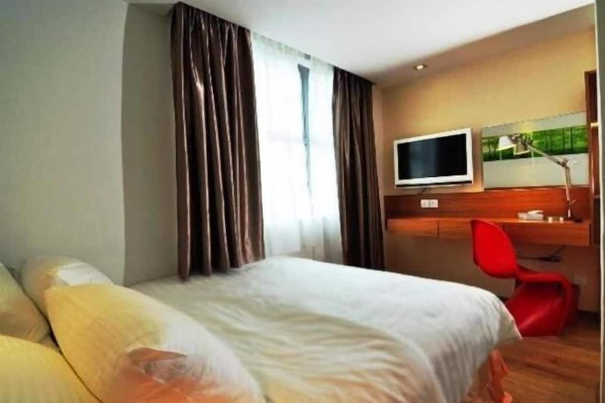 Minibar, in-room safe, free WiFi