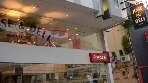 A hotel with a prominent 'FRENCH HOTEL' sign, a 'JOSE & DELI' restaurant, and a 'SE & DELI' eatery. - Hotel French Ipoh (Ipoh)