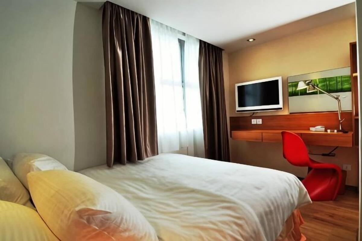 Minibar, in-room safe, WiFi (free)
