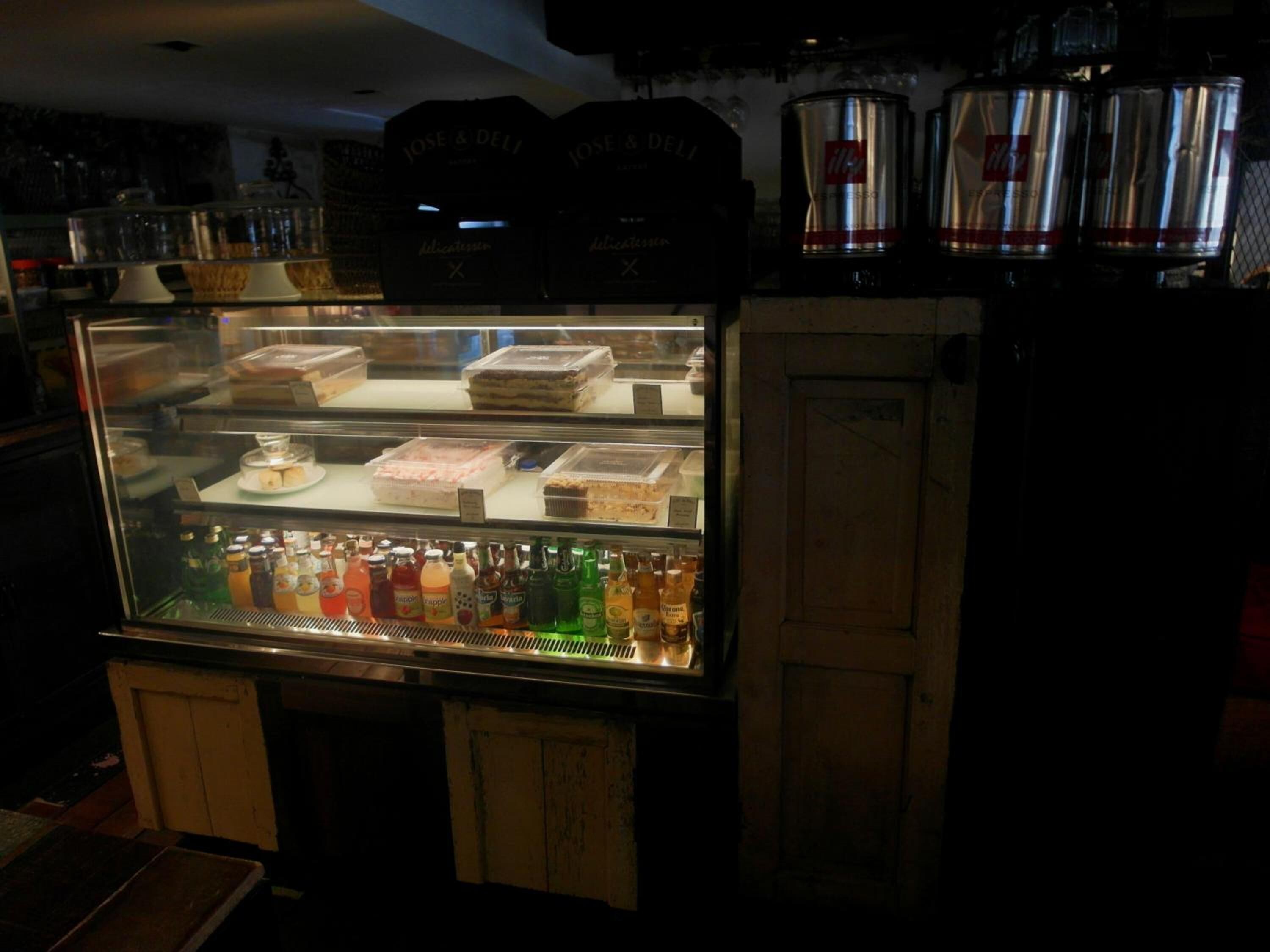 Una vitrina con diferentes alimentos y bebidas.