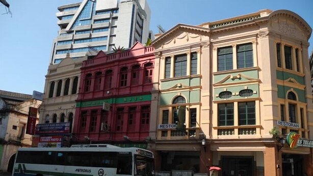 A multi-story building with a restaurant on the ground floor. - Submarine Guest House Central Market - Hostel (Kuala Lumpur)