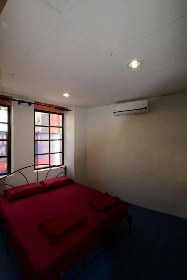 Chambre, vue sur la ville | Coffre-fort, bureau, accès au Wi-Fi (inclus)