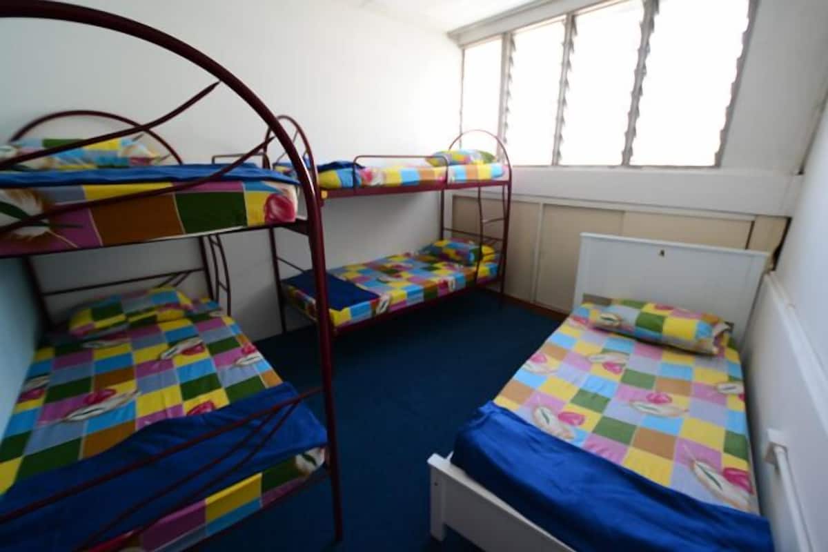 Shared Dormitory | Peti besi dalam bilik, meja, Wi-fi percuma